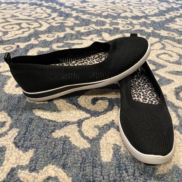 Aubrey Lynn women’s black slip on sneakers in size 10 - Picture 2 of 4